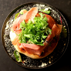 スペイン産ハモンセラーノとフレッシュサラダ