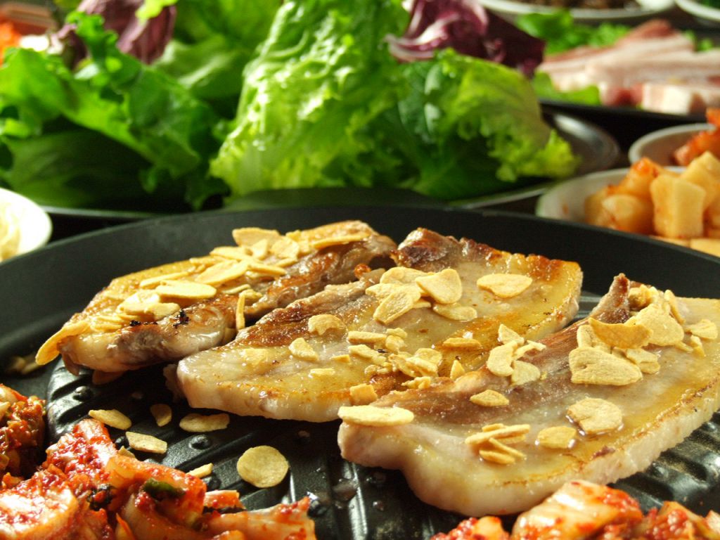 厚切りの豚肉をカリッカリに焼いて野菜で巻いて召し上がれ♪人気のサムギョプサルは1700円