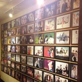 ファンにはたまらない、希少な韓流ドラマや映画、K-POPアーティストのチラシが多数展示してあります。