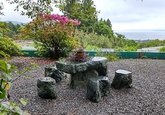 女優の竹下景子さんをお招きするために購入した石のテーブル席です。お花屋敷の中にあり、自然の中で絶景を眺めながらお過ごしいただけます。