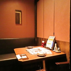 落ち着いた店内空間にあるテーブル席は個室ではなくとも、ゆったりとお食事を楽しむことが可能です。宴会コースや美味しい逸品料理、種類豊富なドリンクをご用意してお待ちしております。