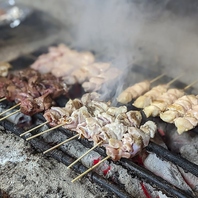【炭火の香りが食欲をそそる】職人が焼き上げる本格焼鳥