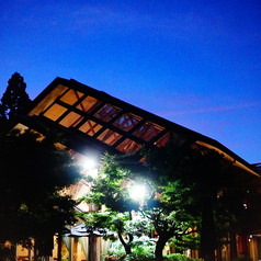 月夜とブライトネスな店内。ディナータイムならではの夜の風景