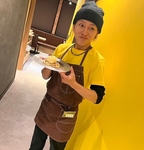 スタッフの笑顔と黄色い服が、お料理やドリンクのお届けに華を添え、特別な体験を演出いたします★