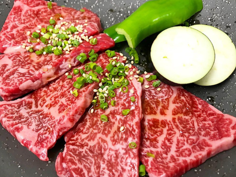 岡山の名産、津山牛の焼肉を地産地消のリーズナブルな価格でお楽しみください。