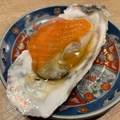 料理メニュー写真 生牡蠣と生サーモン 牡蠣ぱっちょ