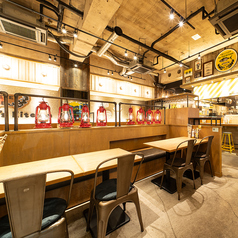 暖かいランプの照明の気取らず、ラフな雰囲気の店内★会社宴会にもおすすめ。
