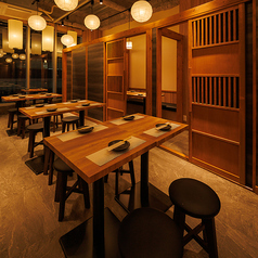 上品さと温かみを兼ね備えた落ち着きある雰囲気の和モダンな空間！カジュアルな飲み会はもちろん、接待や女子会、合コンなど、どんなシーンにも最適！お席を繋げれば大人数でのご利用も可能です！