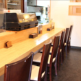 カウンター席は6席ございます。デートでもお一人でも気軽にお使いいただける席となっております♪ぜひ、カウンターから調理風景を眺めながら、食事をお楽しみください♪