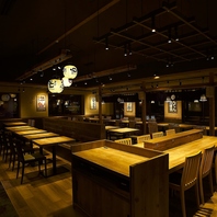 天井が高く開放感が拡がるゆったりとした店内