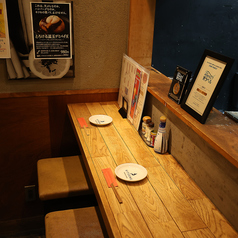 感染症対策の一環としてカウンターは2席限定！！カウンター席は落ち着いた雰囲気でお食事をお楽しみ頂けます。カウンターの目の前で揚げたての天ぷらをサクサクアツアツでお召し上がり頂けます♪KITSUNEはカウンターが一番の特等席！