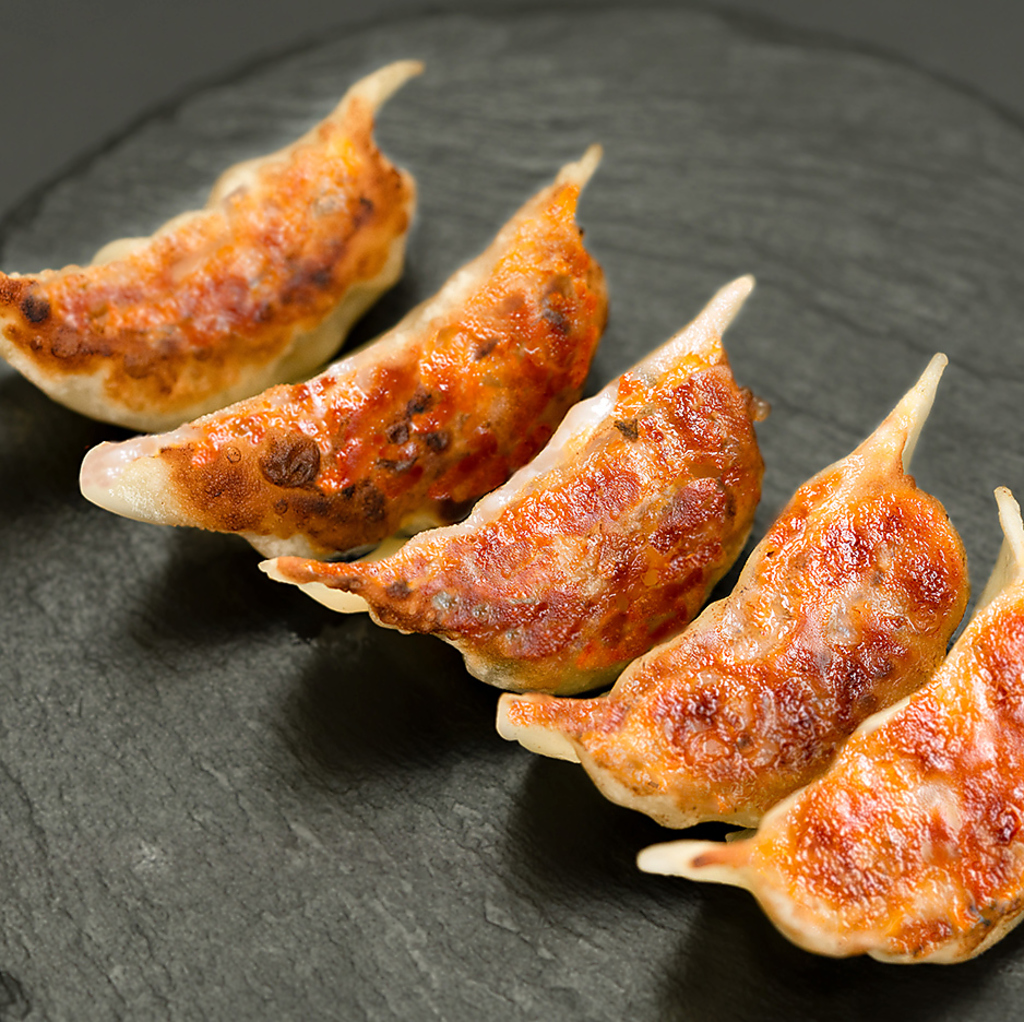 こんがり焼き上げた皮の香ばしさと、あふれる肉汁がたまらない一品。