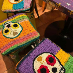 テーブル席でタコスとメキシカンビール。