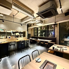 【夜景と極上肉を独占する3つの貸切スタイル】 テーブル&カウンターを繋ぐ「フロア貸切」、個室や小上がりも含めた「店内完全貸切」、屋上テラスまで解放する「全館完全貸切」まで規模に合わせて柔軟に対応。人宿町の夜景をバックに、ワンランク上の洗練された大人のご宴席を演出いたします。