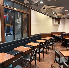 【テーブル席（壁面ソファ）：2～4名席×9卓】