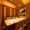 5~8名様までのご利用いただける半個室。慶事やお祝い事などの集まりにもご利用いただける半個室の空間でゆっくりとお過ごしいただけます。是非シーンに合わせてご利用ください。