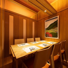 5~8名様までのご利用いただける半個室。慶事やお祝い事などの集まりにもご利用いただける半個室の空間でゆっくりとお過ごしいただけます。是非シーンに合わせてご利用ください。