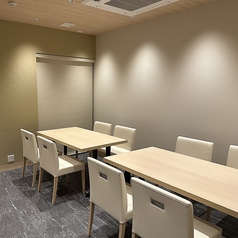 8名様まで対応可能な広めの個室です。隣接する6名様個室と繋げることで、最大14名様前後の中規模宴会にも対応できます。法事や慶事などのお集まりに最適です。