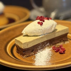 濃厚ショコラとピスタチオムースのケーキ