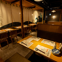 最大6名様まで対応可能なテーブル席は、グループでの食事や宴会にも対応可能！魚好きが集う会食や、少し人数の多いお食事にご利用ください。