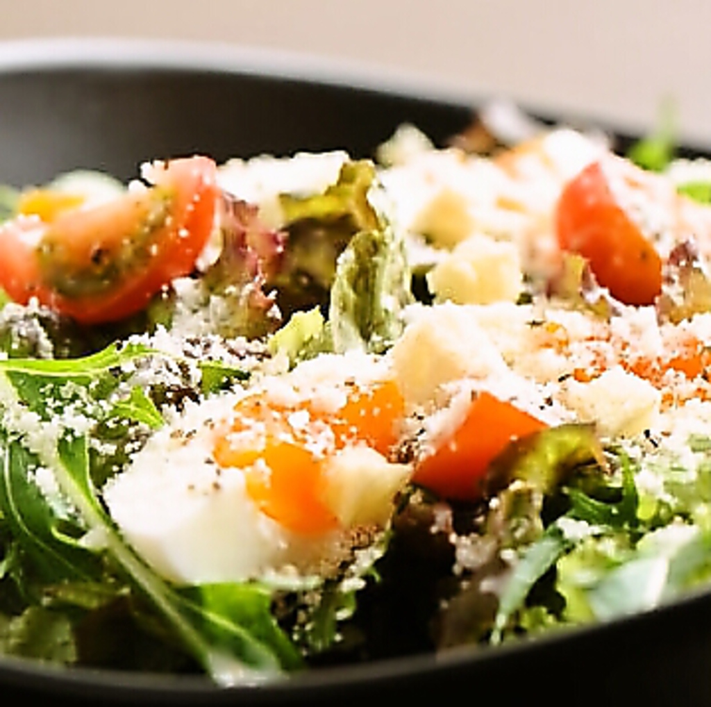 女性客に人気のサラダ類もございます。シーザーサラダとエビの生春巻きは特におすすめのメニューです