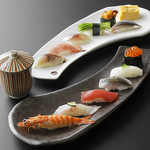 料理はきっちり職人が仕込みます。熟練の職人が握る本格寿司を堪能ください。