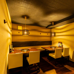 全40席すべてがテーブル席となっており、少人数から中規模のご宴会まで柔軟に対応可能です。会社のお集まりやご親戚での集いにも最適♪お一人様でのご利用から、大人数での焼肉パーティーまで、シーンに合わせた最適なお席をご案内いたします。駅近の好立地で、お集まりの際にもスムーズに集合できるのが嬉しいポイント◎