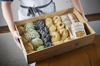 緑色や黒色など様々な種類をご用意！木箱入りの生パスタ