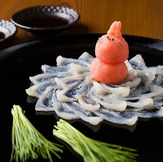 繊細な職人技が冴える一皿。一年を通して楽しめる『とらふぐ刺』
