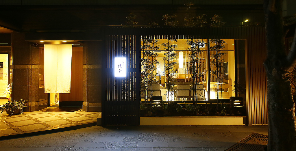 そこはまさに大人の隠れ家。博多駅から徒歩7分、少し離れたビジネス街の一角に佇む知る人ぞ知る名店