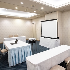 小宴会場でのWEB会議利用の一例です。西神中央駅から徒歩約1分とアクセスも良好で、近隣には総合病院や医療施設も多く、学会や研究会の会議にも便利な立地です。無料Wi-Fiを完備しており、オンライン会議やハイブリッド形式の打合せにも対応。少人数での会議やミーティングを快適にご利用いただけます。