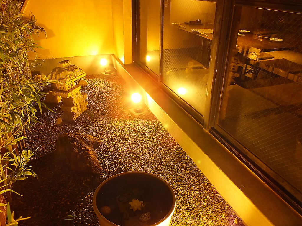 お庭が望める個室もございます♪