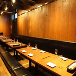 2名様～ご利用可能な広々としたお席で寛ぎながらご宴会を。周りを気にせずお愉しみください。