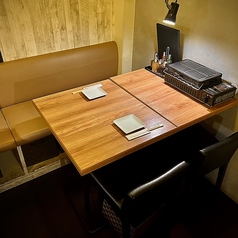 親しい友人との飲み会やご家族でのお食事にぴったりのテーブル席をご用意しております。温かい雰囲気の中で、心ゆくまで当店自慢のお料理とお酒をお楽しみいただけます。