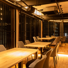 【4F】テーブル席は、会社の同僚や友人と気軽に利用できる席です。快適な空間で、リラックスしながら楽しいひとときをお過ごしいただけます。ただし、離れたテーブル席同士の結合は不可となっておりますので、グループでのご利用の際は、近くのテーブルを事前にご予約いただくことをおすすめします。