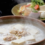 水炊きはいつでも注文可能です。博多地鶏のガラからじっくりだしを取ります。出汁には温泉も使います