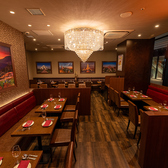 落ち着いた照明と洗練されたインテリアが調和する空間は、非日常を感じられる特別な場所。幅広いシーンで利用でき、心地よい贅沢さを演出します。