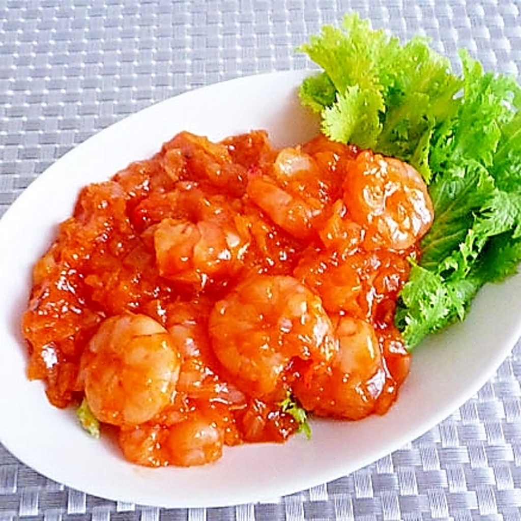 プリプリの海老を特製チリソースで仕上げた人気の一品。