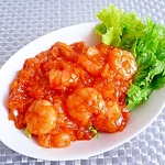 プリプリの海老を特製チリソースで仕上げた人気の一品。