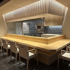 目の前で職人の繊細な手さばきや調理の音を楽しめる特等席です。お一人様での贅沢な時間や、デート、ご夫婦での記念日などにぜひ。