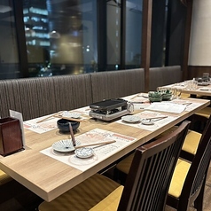 仕事帰りに同僚とふらりと立ち寄り、一日の疲れを癒やすのにぴったりな落ち着いた雰囲気のお席です。適度なプライベート感が保たれており、業務の後にリラックスして本音で語り合える空間をご提供いたします。心地よい空間の中で、美味しい料理とともに明日への活力を充電してください。