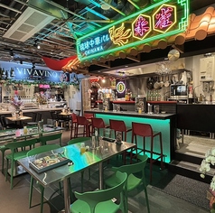 【ご友人との飲み会にも◎楽しく語ろう♪】ご友人やお仲間とのちょっとした飲み会にも当店がオススメ☆ゆったりとしたテーブルのお席に美味しい料理やドリンクを囲めば楽しい時間がもっと楽しく！