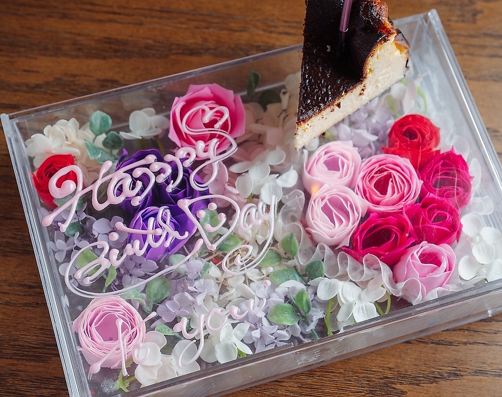 フラワーボックスにケーキとメッセージ添えて花火やキャンドルでお祝い。バースデーBGMと共に♪