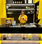 店内には、幸運や幸せを象徴する黄色いだるまが黄色い服を着たスタッフとお客様のお出迎えをしてます