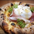 料理メニュー写真&nbsp;ブラータチーズと生ハムのピザ