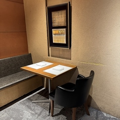 片側ソファー席のお席となります。1名様～2名様でご案内でき、記念日や誕生日などのご利用にも最適なお席となっております。※現在仮店舗で営業しております