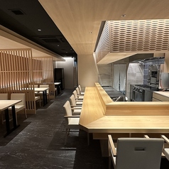 20名様~最大25名様前後での店舗貸切も承ります。プライベートな空間で、周りを気にせず美食と美酒を愉しむ、大人のご宴会が可能です。人数・予算などお気軽にご相談ください。
