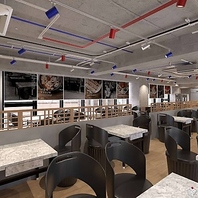 本場韓国の雰囲気漂う、広々としたテーブル席