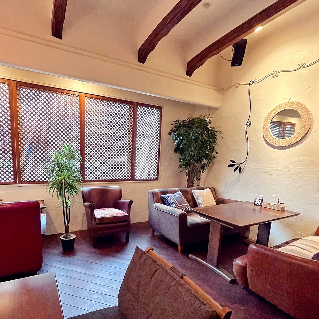 イギリスのブランド【HALO】イタリアから【knot antiques】のソファとインテリアで飾ったcafe＆bar
