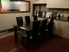 グループやご家族でもご利用いただける6席テーブルです。隣のテーブルを確保することでテーブル20席以上、カウンター10席以上の団体様もご対応も可能です。